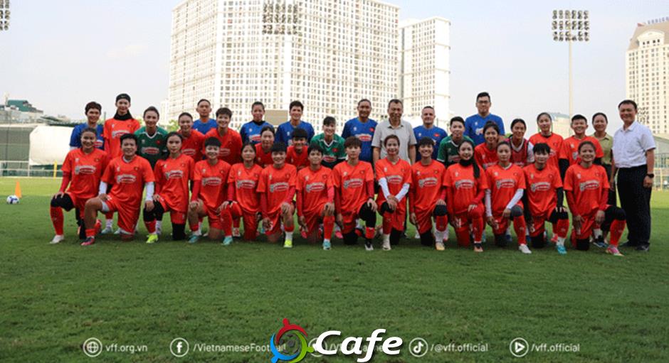 Chủ tịch VFF Trần Quốc Tuấn thăm và động viên ĐT nữ Việt Nam