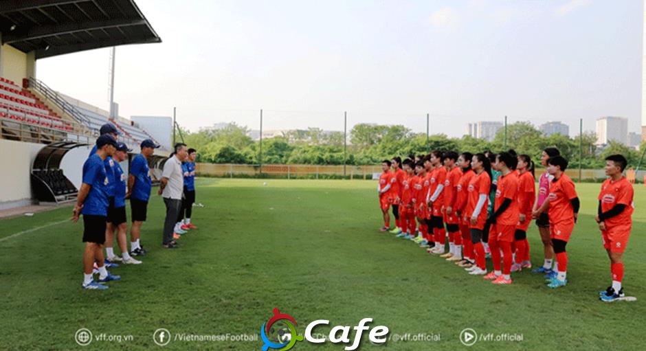 Chủ tịch VFF Trần Quốc Tuấn thăm và động viên ĐT nữ Việt Nam