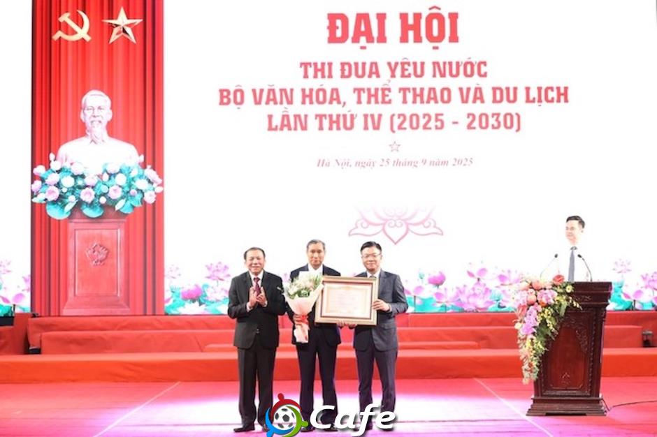 HLV Mai Đức Chung vinh dự nhận danh hiệu Anh hùng Lao động