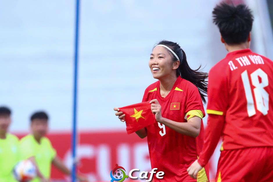Huỳnh Như được HLV Mai Đức Chung chúc mừng sau khi 'giải hạn' trước Thái Lan