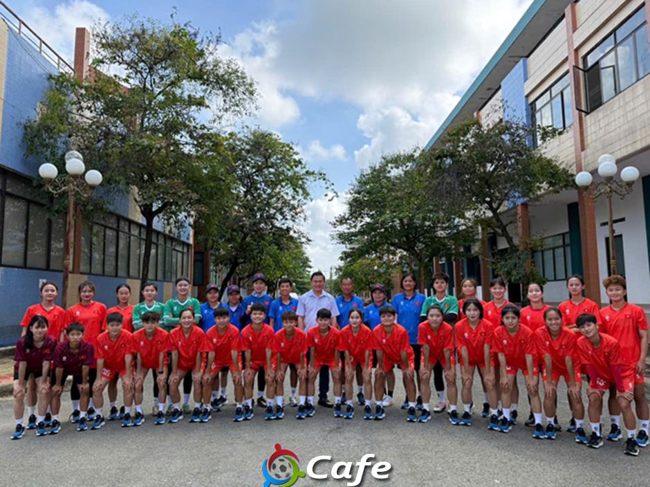 Phó chủ tịch LĐBĐ Việt Nam, Trần Anh Tú động viên U19 nữ Việt Nam 