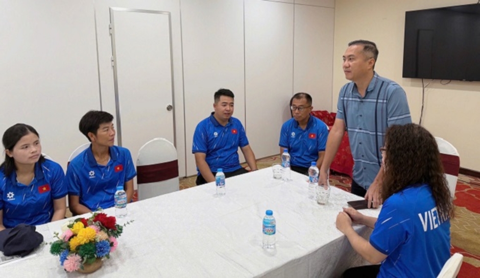 Phó chủ tịch VFF Nguyễn Xuân Vũ động viên U19 nữ Việt Nam trước trận tranh chức vô địch với Thái Lan