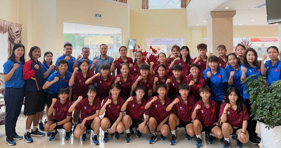 Phó chủ tịch VFF Nguyễn Xuân Vũ động viên U19 nữ Việt Nam trước trận tranh chức vô địch với Thái Lan