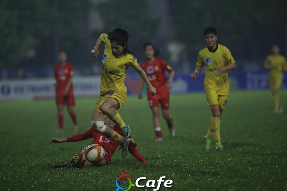 Thanh Nhã bất lực nhìn Huỳnh Như và đồng đội lần thứ 7 liên tiếp vô địch quốc gia Thanh Nhã bất lực nhìn Huỳnh Như và đồng đội lần thứ 7 liên tiếp vô địch quốc gia