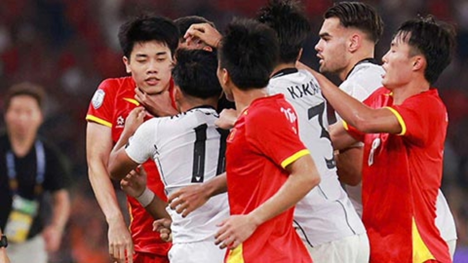 Đình Bắc bị số đông cầu thủ U23 Indonesia lao vào bóp cổ gây thương tích