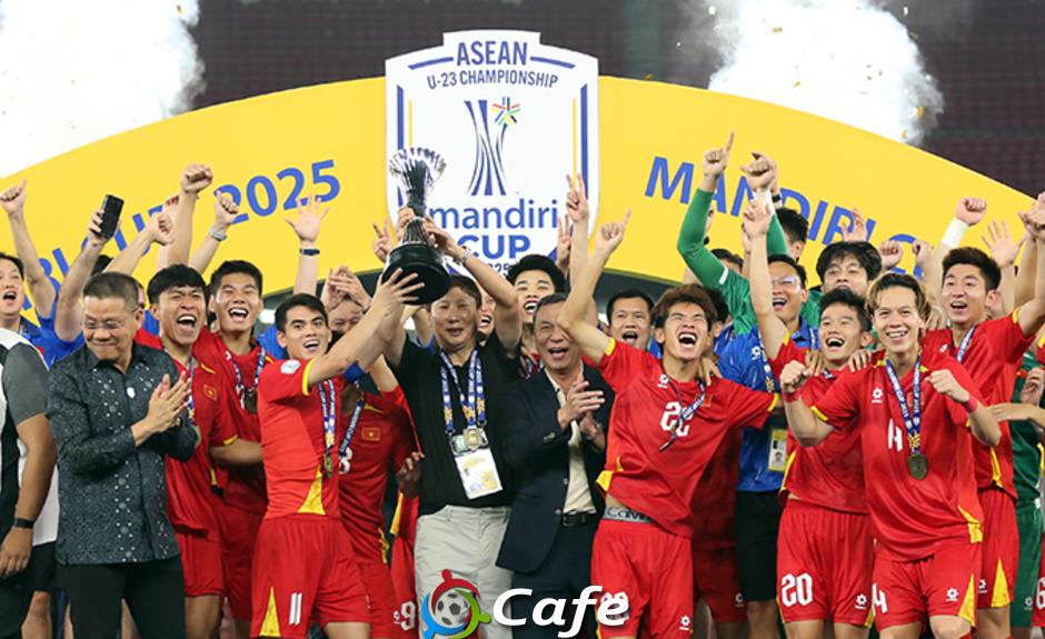 HLV Kim Sang Sik: ‘Không được làm tổn hại thành công của HLV Park Hang Seo’