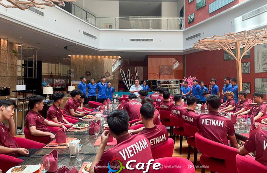 Phó Chủ tịch VFF Trần Anh Tú thăm và động viên ĐT U22 Việt Nam