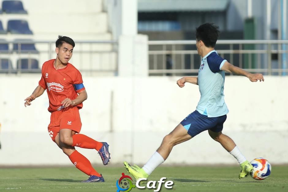 Phó Chủ tịch VFF Trần Anh Tú thăm và động viên ĐT U22 Việt Nam