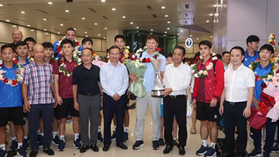 Thứ trưởng Bộ Văn hoá, Thể thao và Du lịch đón U23 Việt Nam tại sân bay Nội Bài
