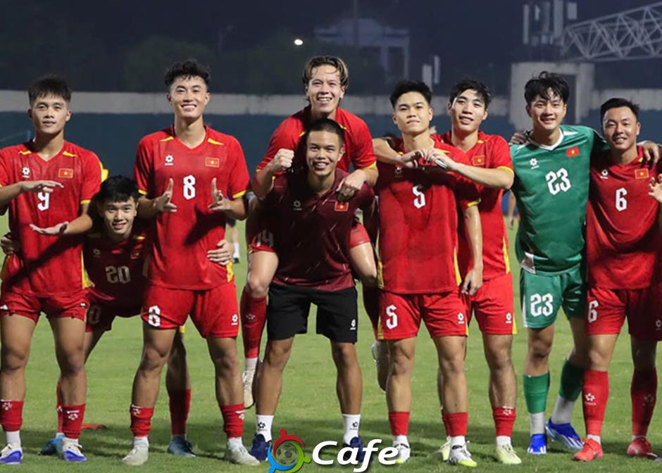 Việt kiều Trần Thành Trung cõng Viktor Lê sau chiến thắng của U23 Việt Nam