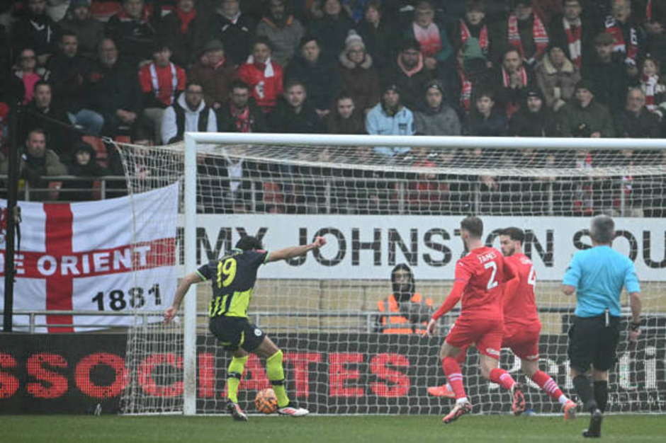 Trực tiếp Leyton Orient 1-1 Man City: Bàn thắng may mắn của Khusanov