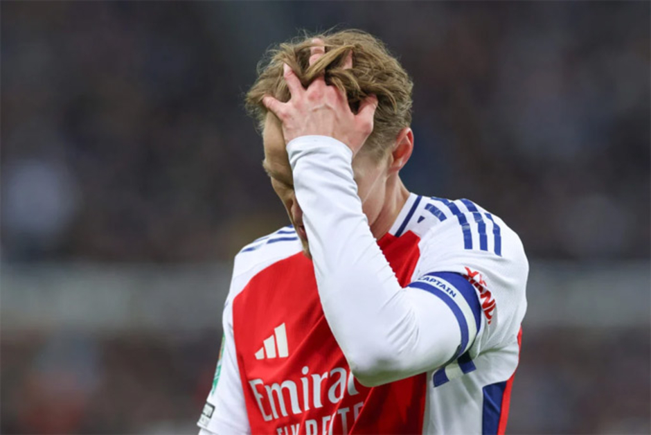 Fan Arsenal kêu gọi Arteta tước băng đội trưởng của Odegaard