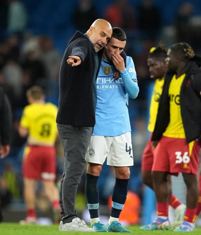 Guardiola 'dạy bảo' Foden ngay trên sân