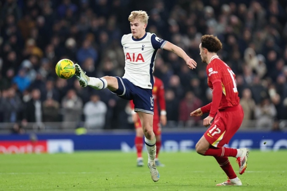 Lucas Bergvall, tài năng 18 tuổi ghi bàn hạ gục Liverpool là ai?