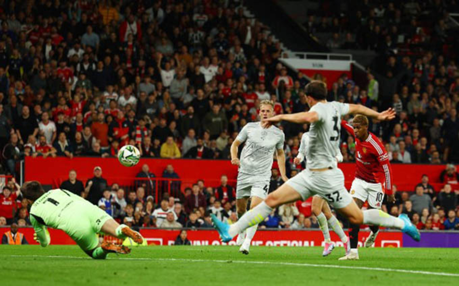 Rashford lập cú đúp vào lưới Barnsley: 'Quả ngọt' từ Van Gol, sát thủ trở lại