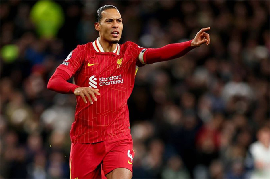 Van Dijk đã nói gì với trọng tài?