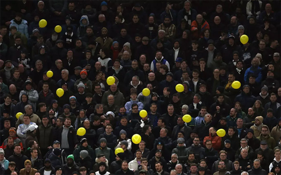 Vì sao fan Tottenham thả bóng bay màu vàng trên sân trong trận gặp MU