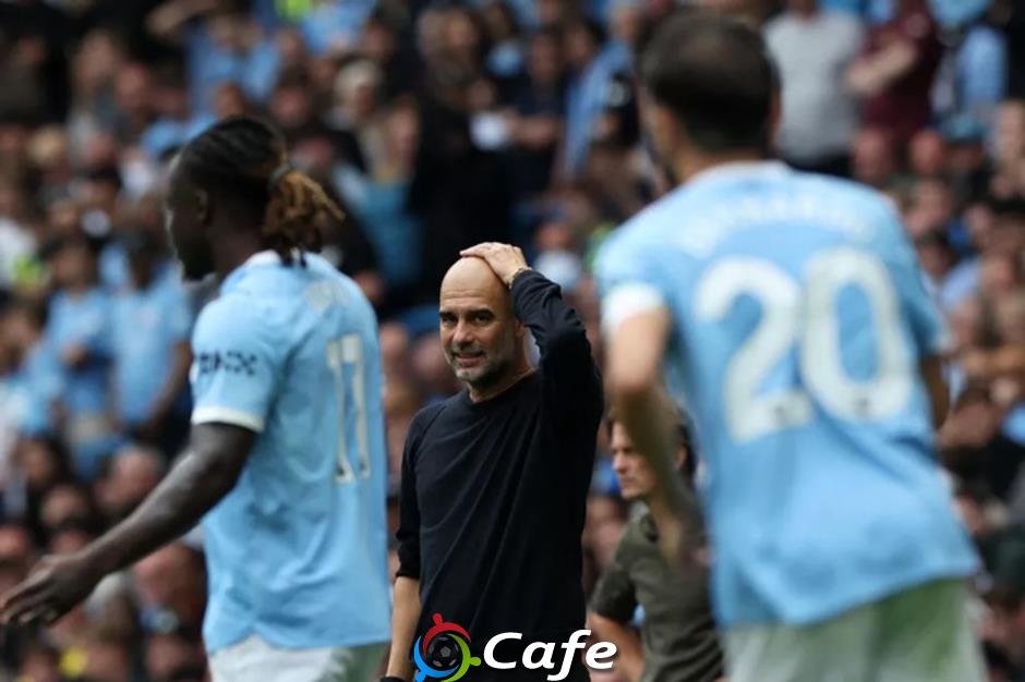 Đang có một Man City 'nửa ông nửa thằng'