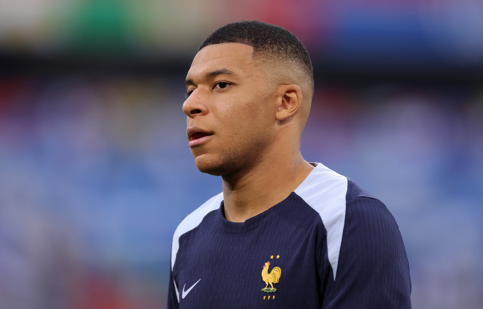 Deschamps sẽ tước băng thủ quân của Mbappe ở tuyển Pháp?