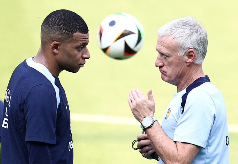 Deschamps sẽ tước băng thủ quân của Mbappe ở tuyển Pháp?