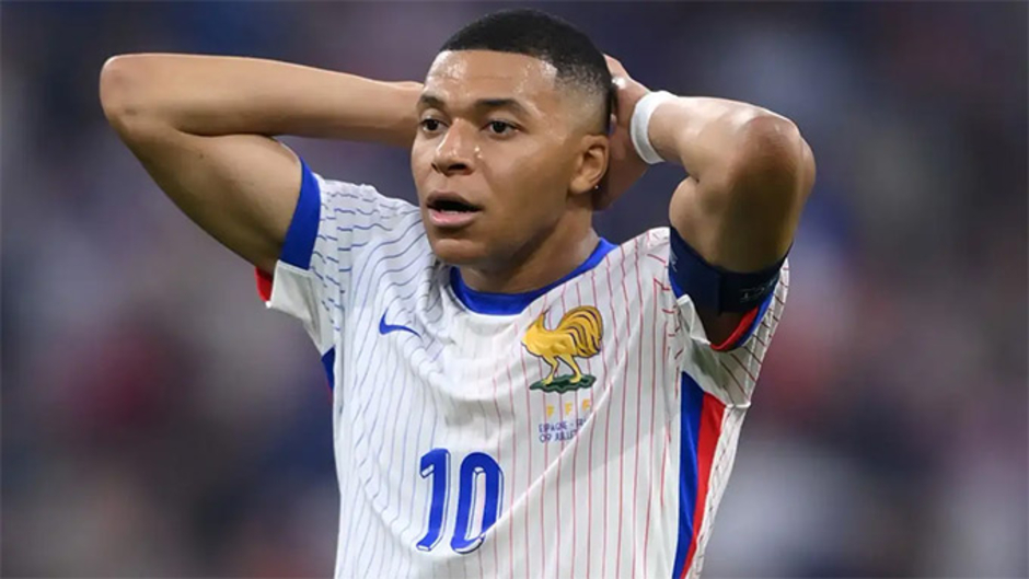 Fan Pháp chế giễu Mbappe không xứng vai trò đội trưởng