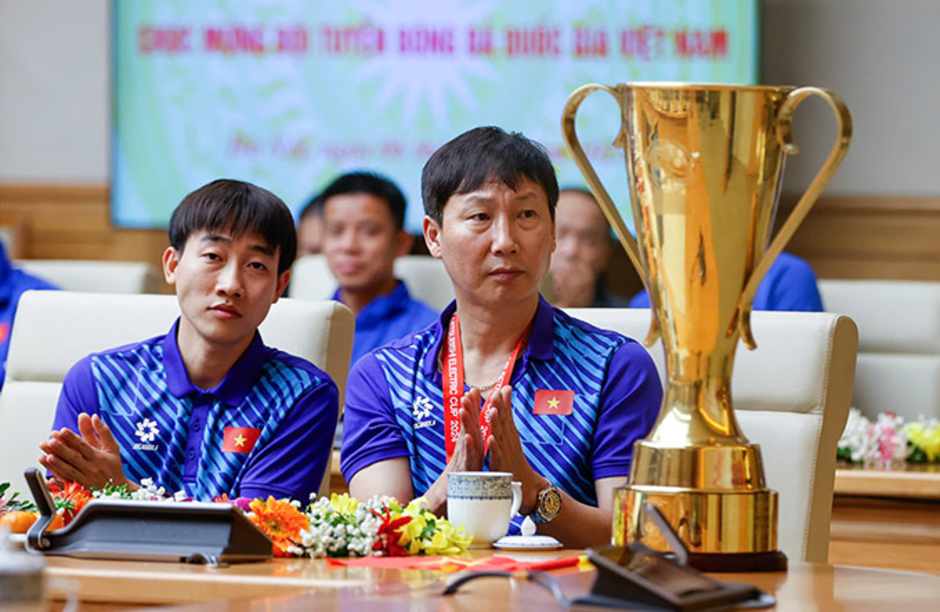 HLV Kim Sang Sik: ‘Ông Troussier chuyển giao thế hệ nhanh quá’