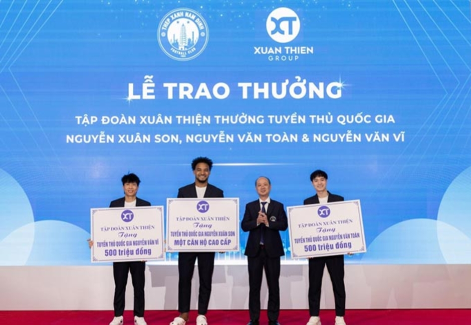 Nguyễn Xuân Son nhận quà hàng chục tỷ