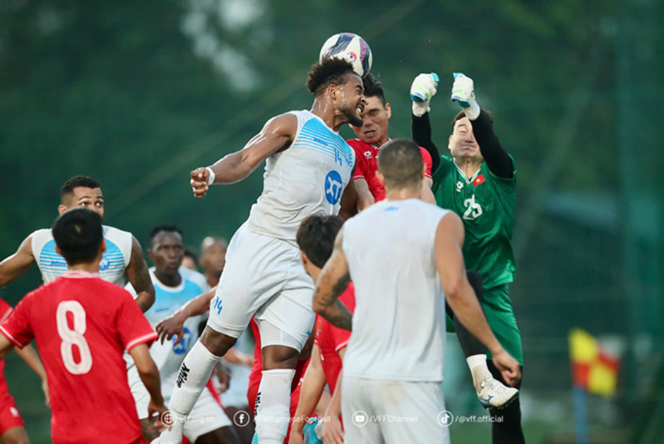 Vĩ Hào lập cú đúp, ĐT Việt Nam đánh bại nhà ĐKVĐ V.League