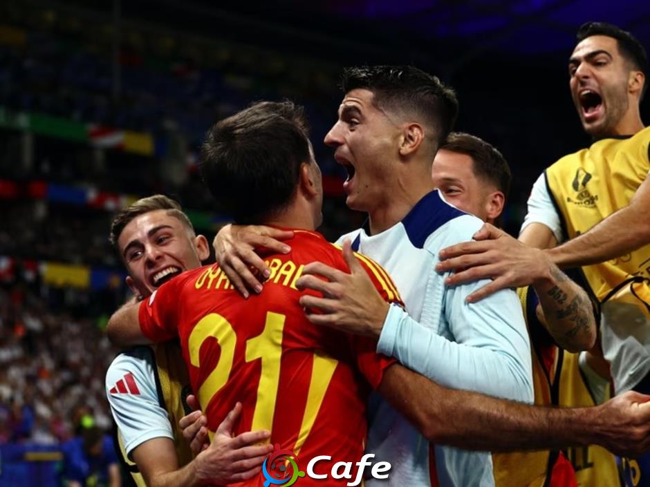Alvaro Morata, đeo băng đội trưởng và 'xách nước bổ cam'