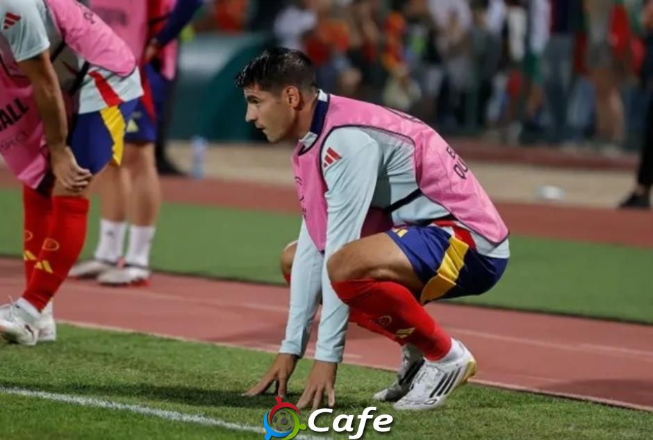 Alvaro Morata, đeo băng đội trưởng và 'xách nước bổ cam'