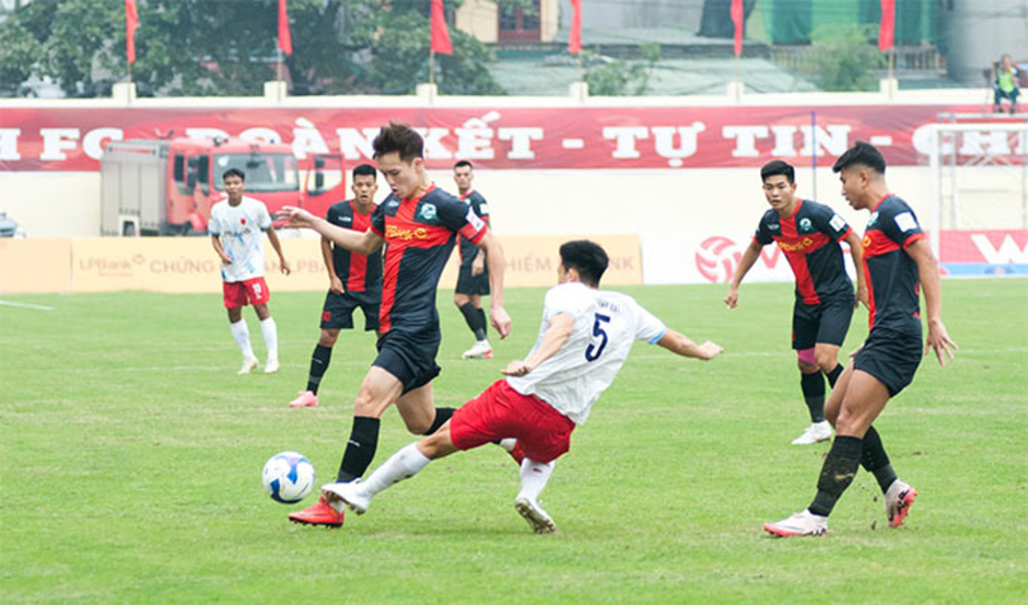 'Đại gia mới nổi' Ninh Bình độc tôn ở hạng Nhất nhưng vẫn chưa... vui