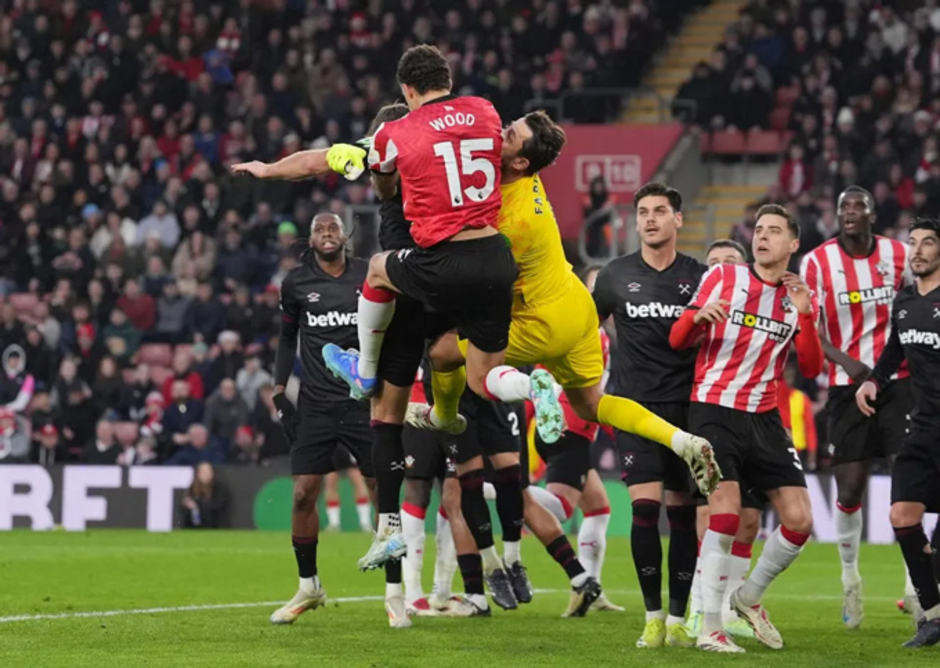 Thủ môn West Ham chấn thương nặng phải thở oxy