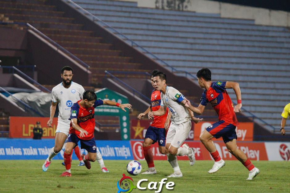 Vòng 2 giải Hạng Nhất Quốc gia 2025/26: Đội bóng của cựu tiền vệ ĐTVN thoát thua giây cuối