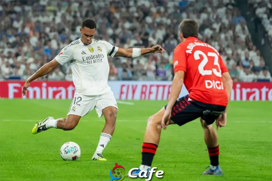Alexander-Arnold chịu sức ép cực lớn từ đàn anh Carvajal