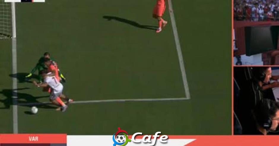 Barca bị trọng tài ép?