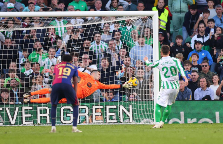 Barca của Flick đang 'đứt tay vì chơi dao'