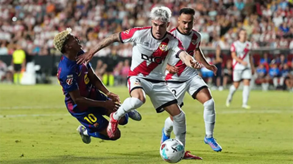 Barca được hưởng 11 mét nhờ VAR hỏng