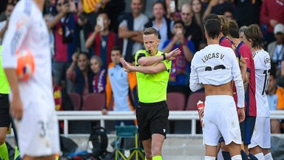 Barca xem trọng tài Alejandro Hernandez là 