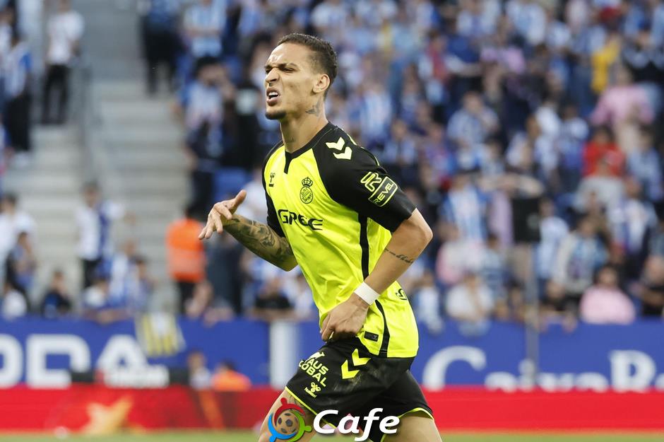 Cầu thủ Betis ôm đầu trước siêu phẩm cầu vồng của Antony