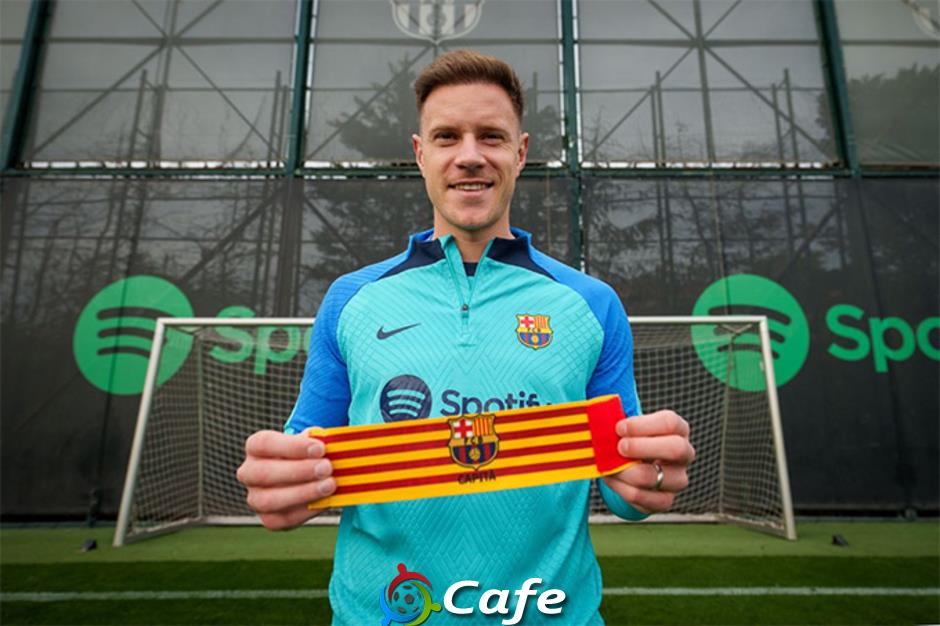 Hansi Flick tước băng đội trưởng của Ter Stegen