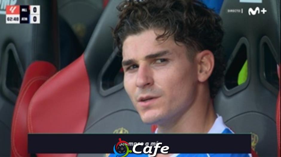 Julian Alvarez lẩm bẩm khiến Simeone phản ứng