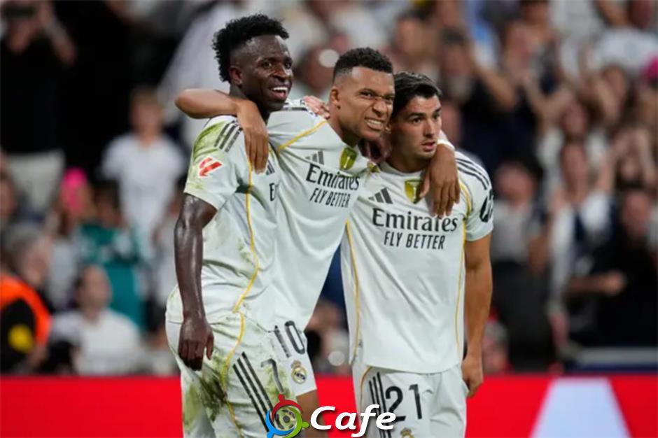 Kylian Mbappe luôn sát cánh cùng Vinicius