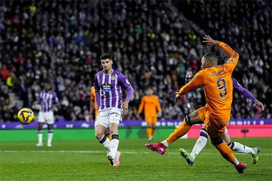 Lập hat-trick đầu tiên cho Real Madrid, Mbappe phiên bản đỉnh cao đây rồi!