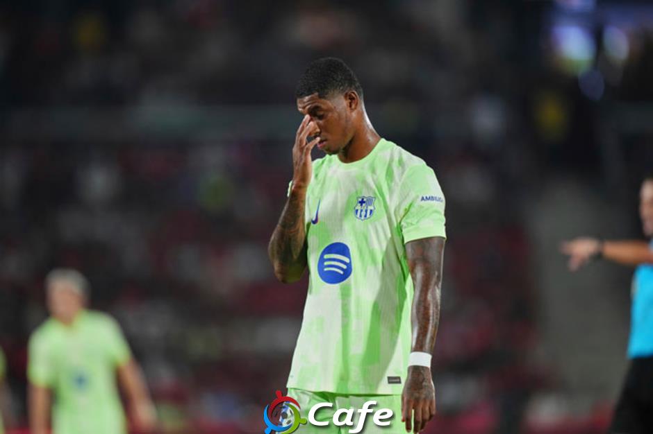 Marcus Rashford bị rút ra ngay hiệp 1, fan mỉa mai 'biến Barca thành MU'