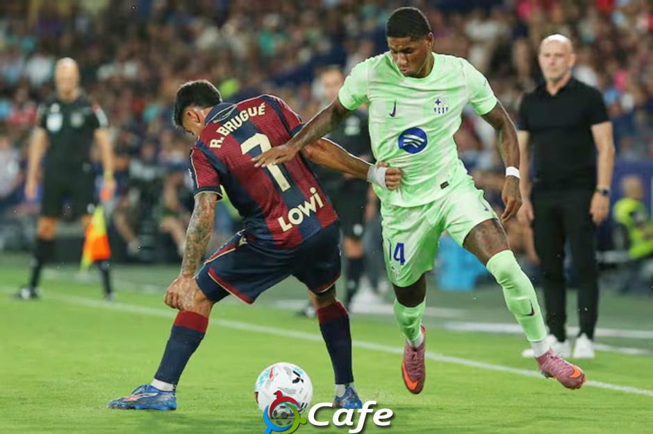 Marcus Rashford bị rút ra ngay hiệp 1, fan mỉa mai 'biến Barca thành MU'