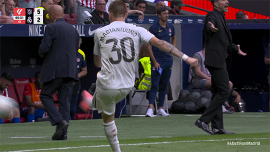 Sao trẻ Real có hành động không đẹp sau trận thua đau ở derby Madrid