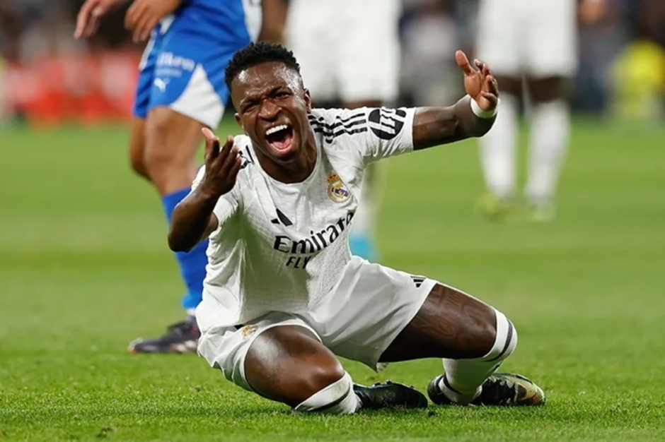 Vinicius, làm ơn cư xử cho giống ‘Quả bóng vàng’ một chút!