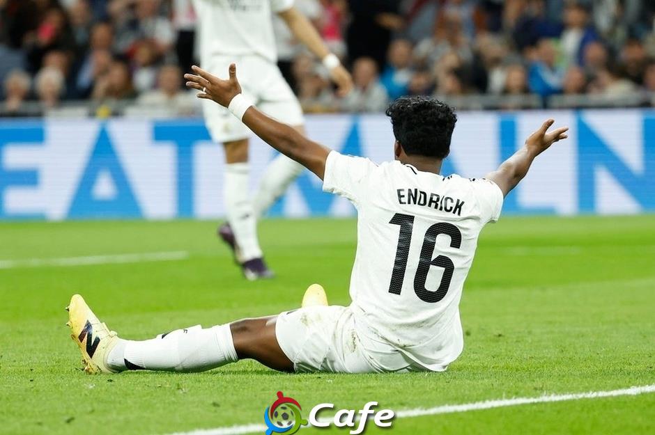 Vinicius tuổi gì mà chơi trò mèo vờn chuột với Real Madrid