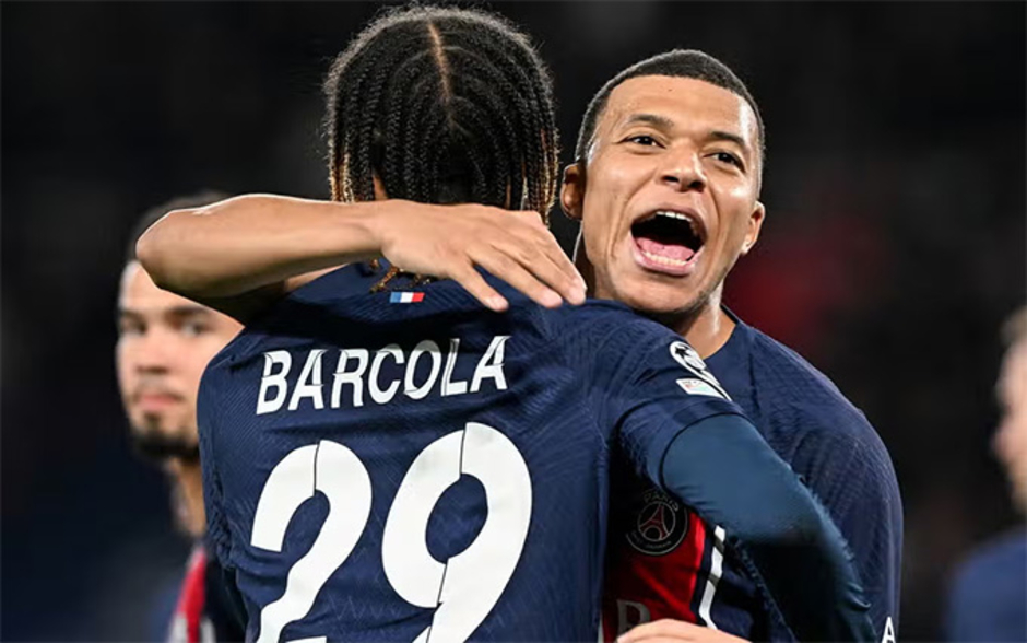 Bradley Barcola sắp đi vừa chiếc giày của Mbappe