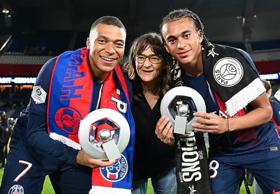 Em trai bật khóc, Mbappe xung đột với chủ tịch PSG 